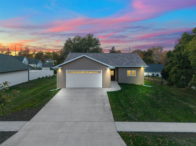 206 1st Avenue N, State Center, IA 50247