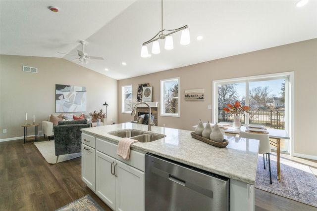 206 1st Avenue N, State Center, IA 50247