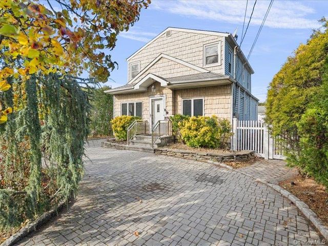 31 Broadmoor Lane, Westbury, NY 11590