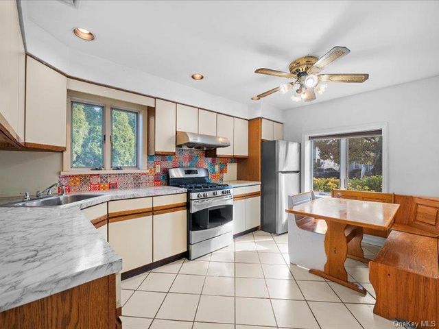 31 Broadmoor Lane, Westbury, NY 11590