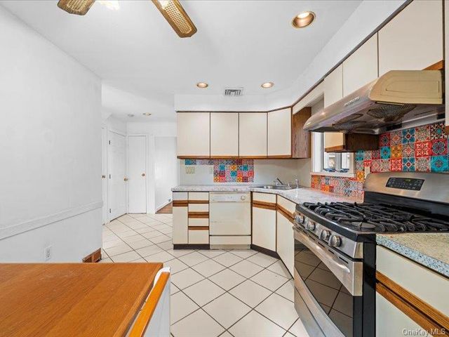 31 Broadmoor Lane, Westbury, NY 11590