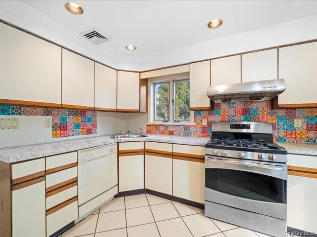 31 Broadmoor Lane, Westbury, NY 11590