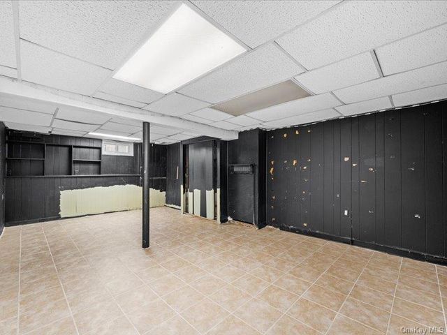 31 Broadmoor Lane, Westbury, NY 11590