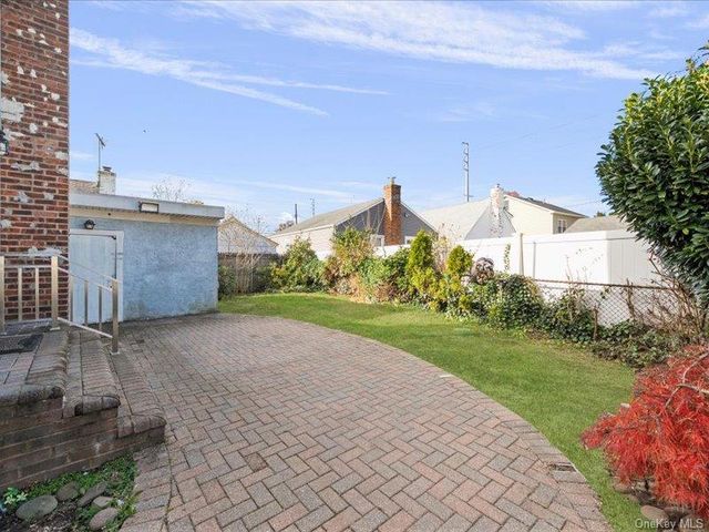 31 Broadmoor Lane, Westbury, NY 11590