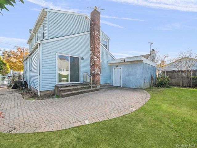 31 Broadmoor Lane, Westbury, NY 11590