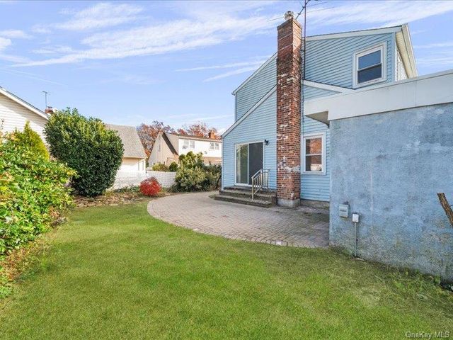 31 Broadmoor Lane, Westbury, NY 11590