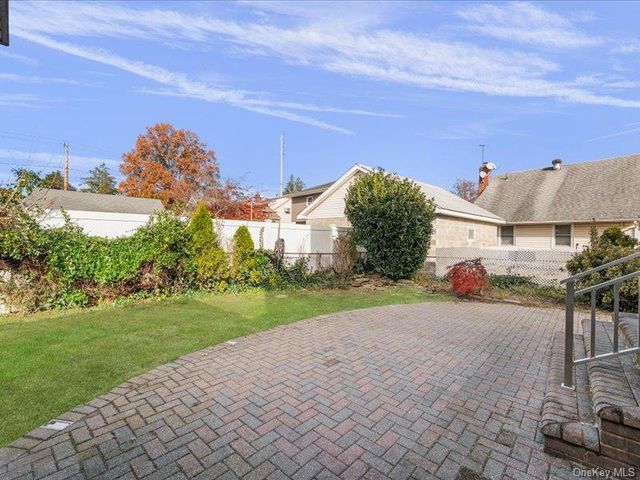 31 Broadmoor Lane, Westbury, NY 11590