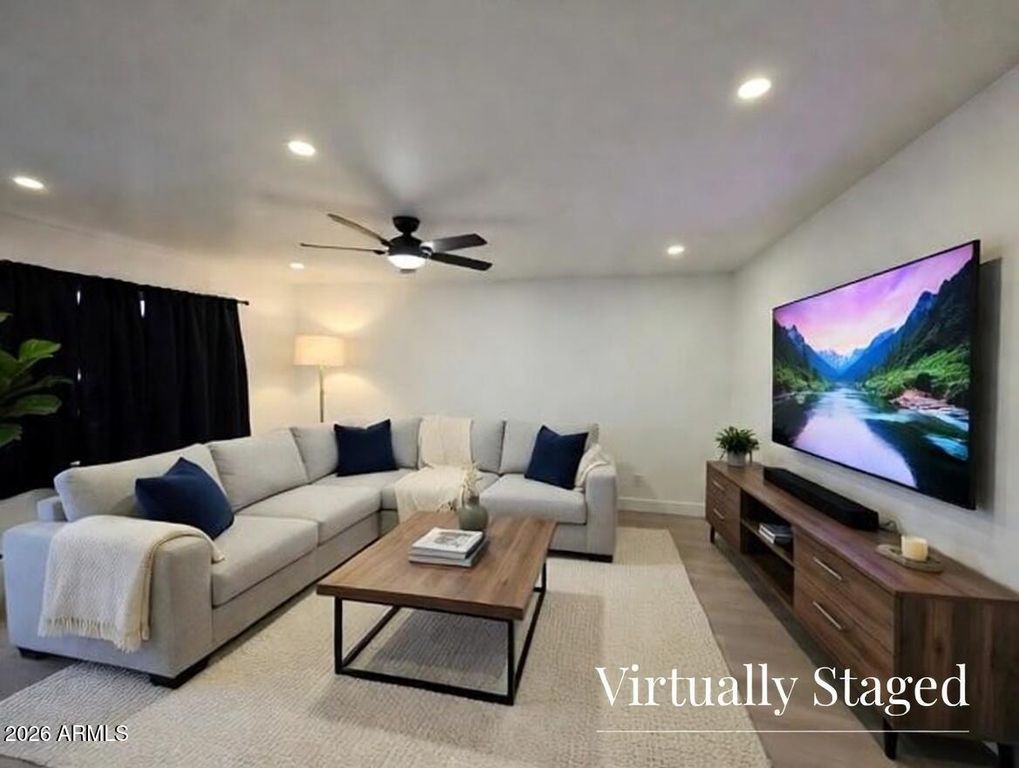 Image 10 of property listing at 7323 N 16TH Place, Phoenix, AZ 85020