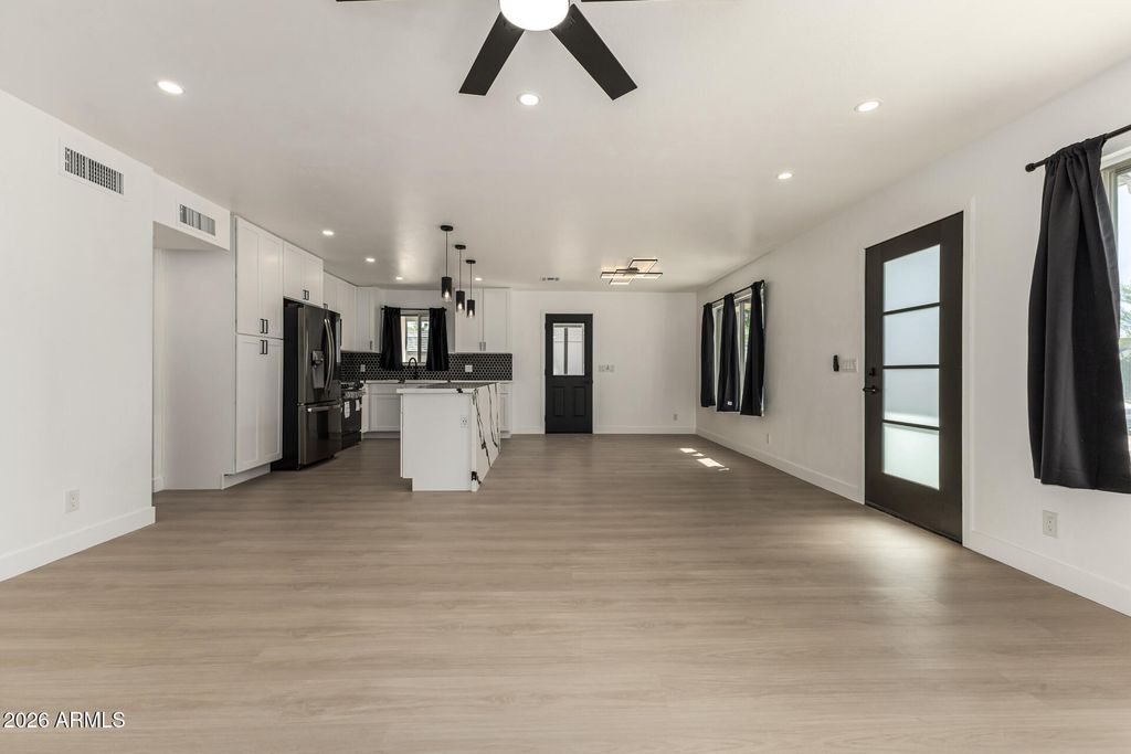 Image 11 of property listing at 7323 N 16TH Place, Phoenix, AZ 85020