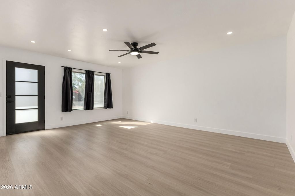 Image 12 of property listing at 7323 N 16TH Place, Phoenix, AZ 85020
