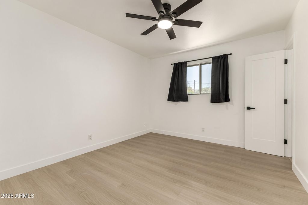 Image 13 of property listing at 7323 N 16TH Place, Phoenix, AZ 85020
