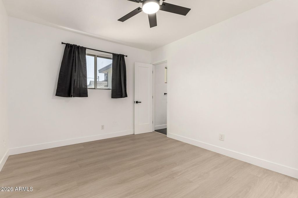 Image 14 of property listing at 7323 N 16TH Place, Phoenix, AZ 85020