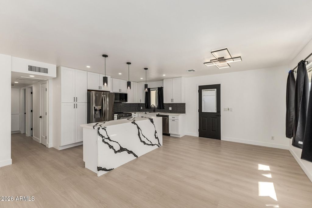 Image 2 of property listing at 7323 N 16TH Place, Phoenix, AZ 85020