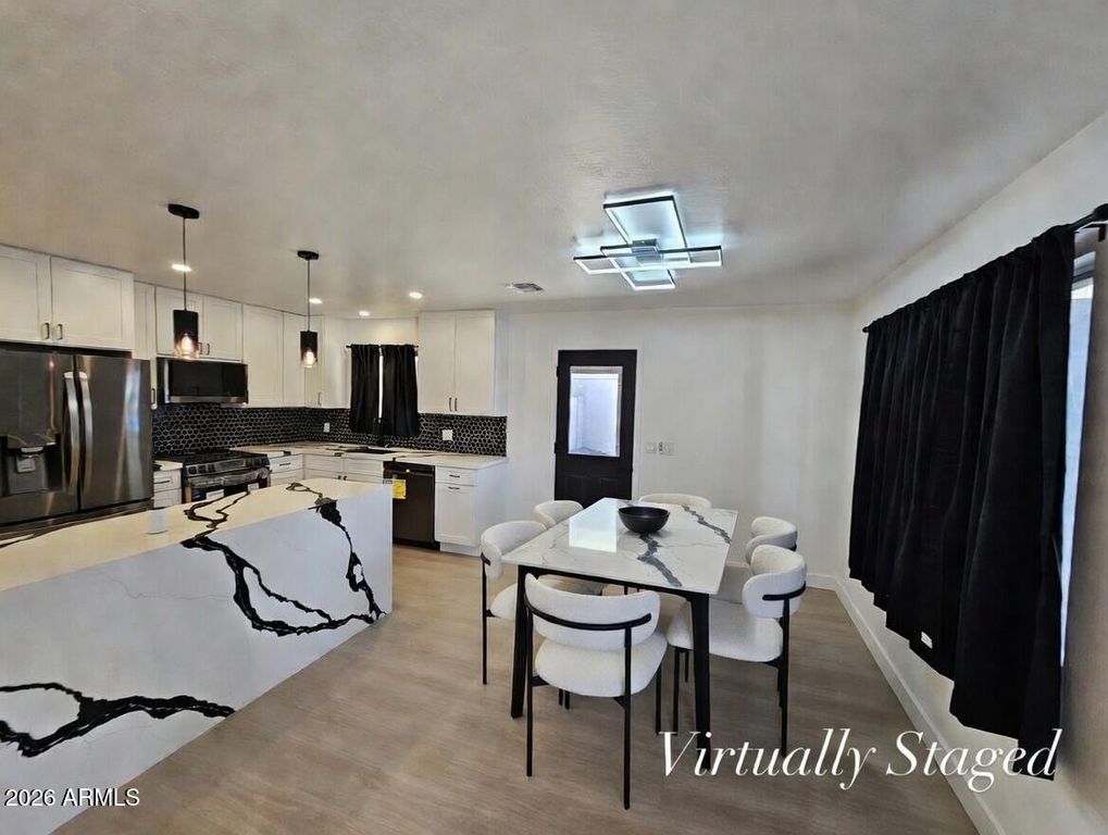 Image 3 of property listing at 7323 N 16TH Place, Phoenix, AZ 85020