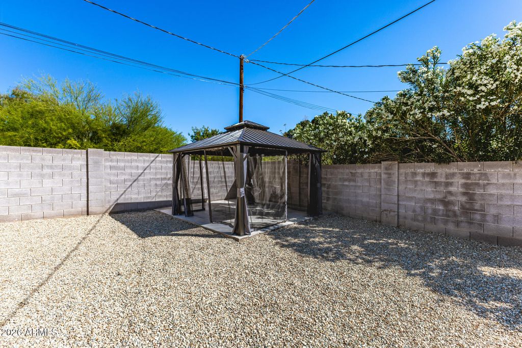 Image 33 of property listing at 7323 N 16TH Place, Phoenix, AZ 85020