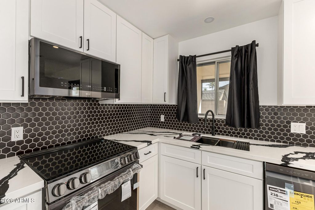 Image 5 of property listing at 7323 N 16TH Place, Phoenix, AZ 85020