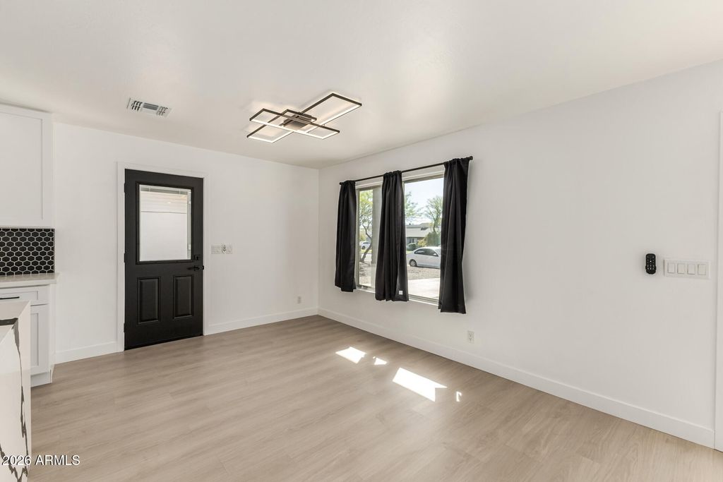 Image 7 of property listing at 7323 N 16TH Place, Phoenix, AZ 85020