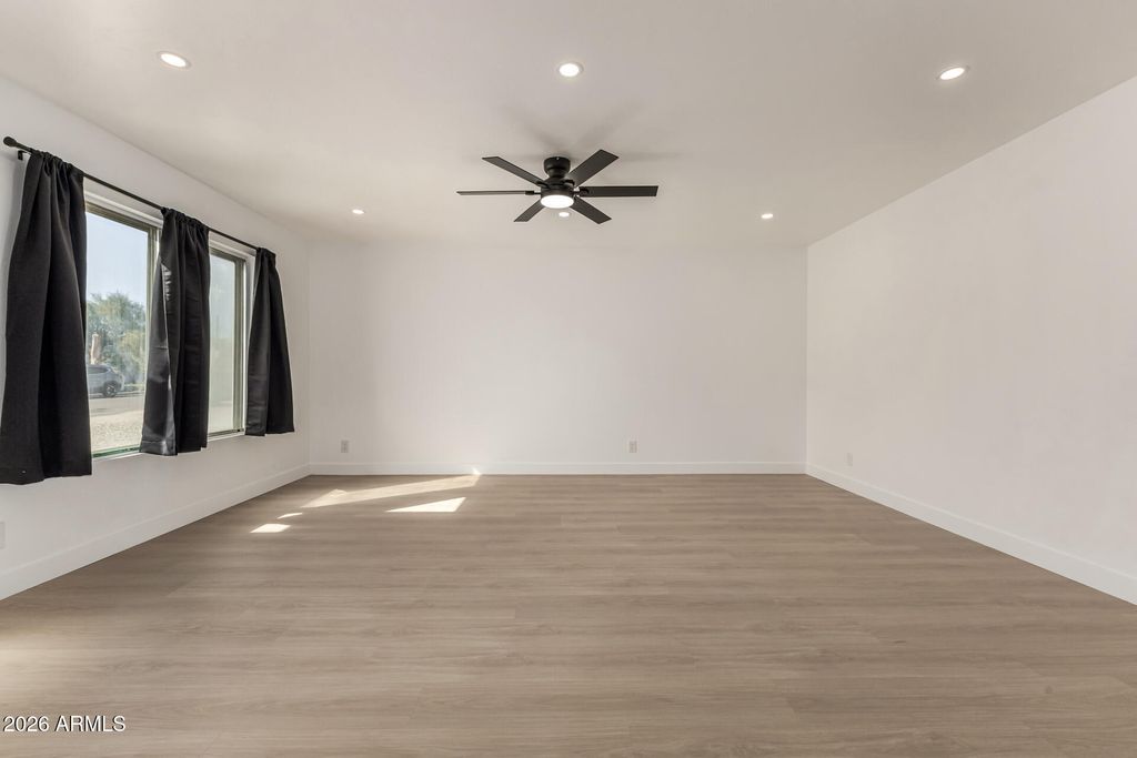 Image 8 of property listing at 7323 N 16TH Place, Phoenix, AZ 85020