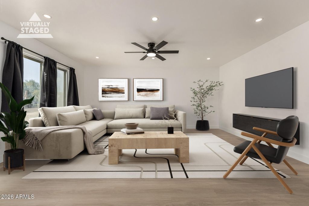 Image 9 of property listing at 7323 N 16TH Place, Phoenix, AZ 85020