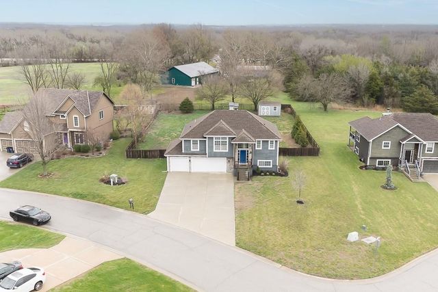 6983 141st Street, Basehor, KS 66007