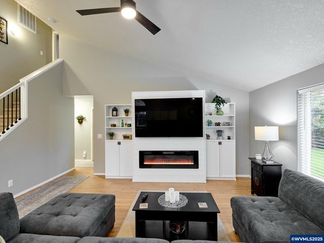 1353 Jodi Dr, Silverton, OR 97381