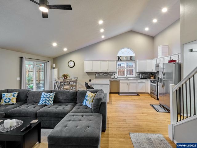 1353 Jodi Dr, Silverton, OR 97381