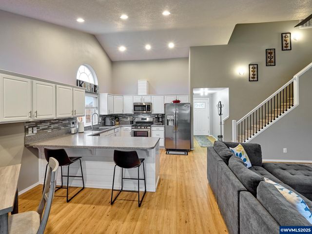 1353 Jodi Dr, Silverton, OR 97381