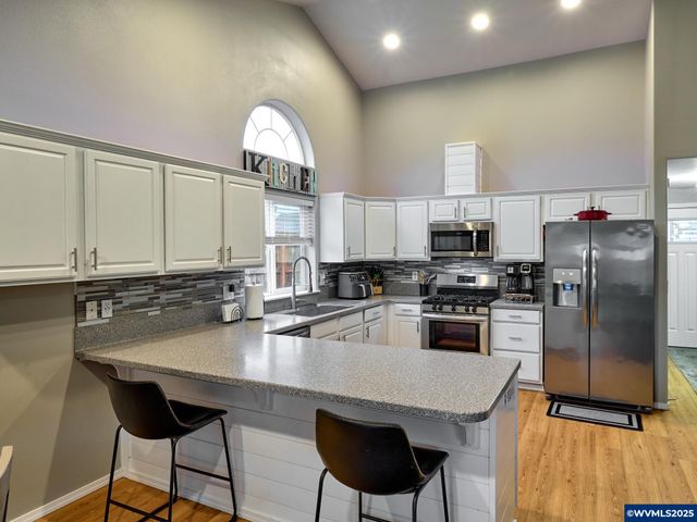 1353 Jodi Dr, Silverton, OR 97381