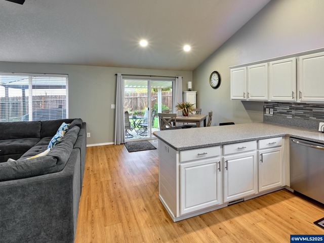 1353 Jodi Dr, Silverton, OR 97381