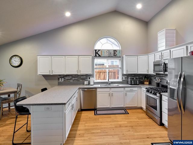 1353 Jodi Dr, Silverton, OR 97381