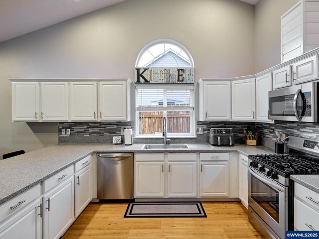 1353 Jodi Dr, Silverton, OR 97381