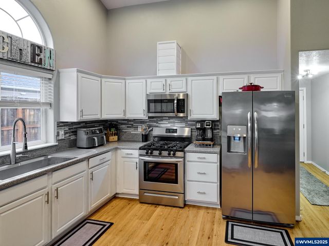 1353 Jodi Dr, Silverton, OR 97381