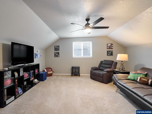 1353 Jodi Dr, Silverton, OR 97381