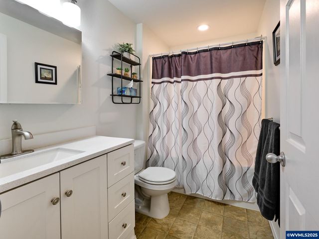 1353 Jodi Dr, Silverton, OR 97381