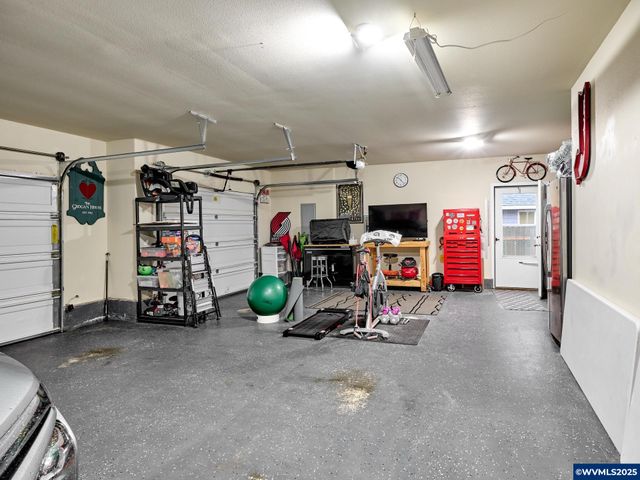 1353 Jodi Dr, Silverton, OR 97381