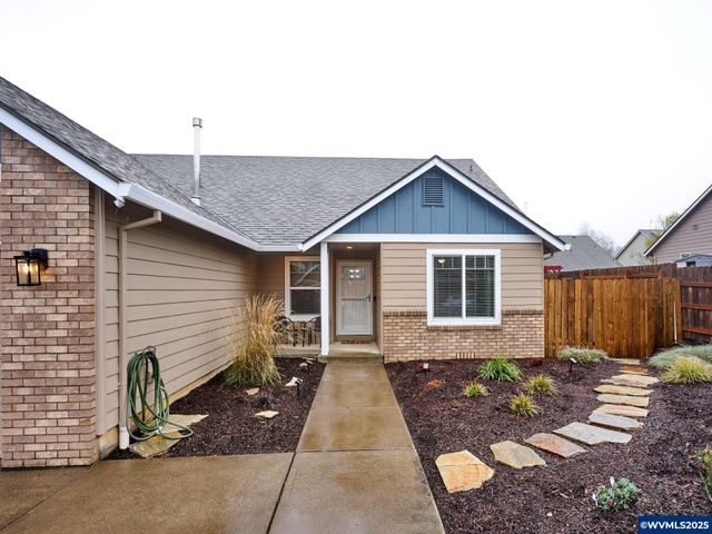 1353 Jodi Dr, Silverton, OR 97381