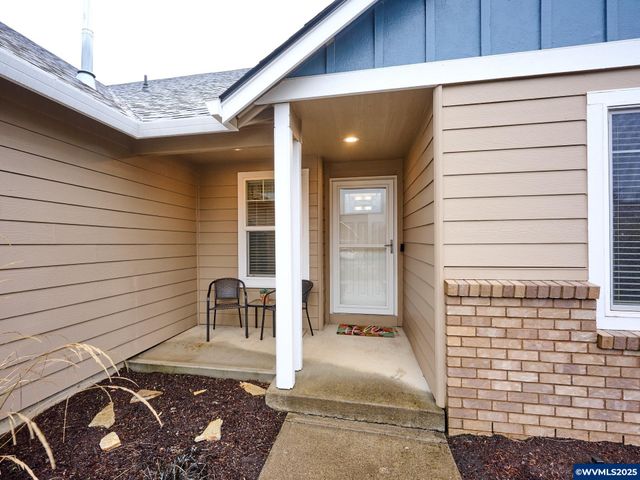 1353 Jodi Dr, Silverton, OR 97381