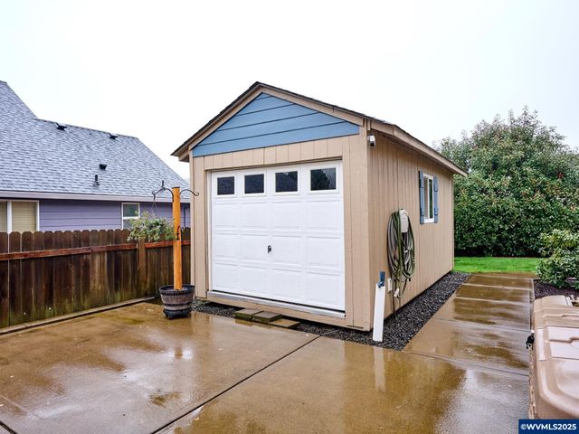 1353 Jodi Dr, Silverton, OR 97381