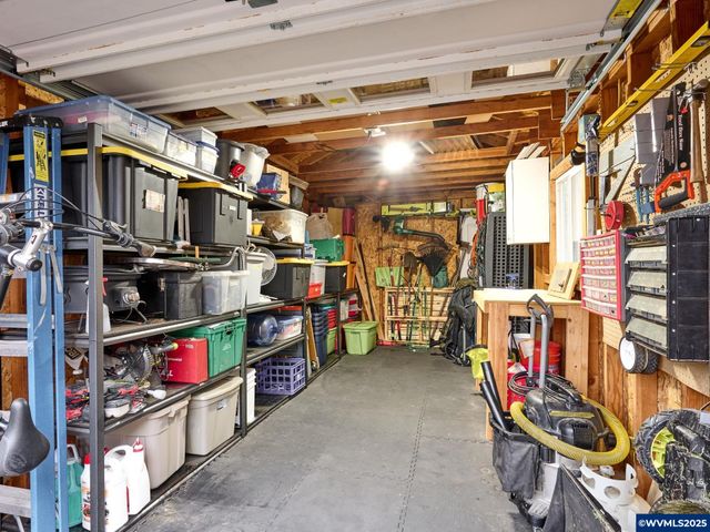 1353 Jodi Dr, Silverton, OR 97381