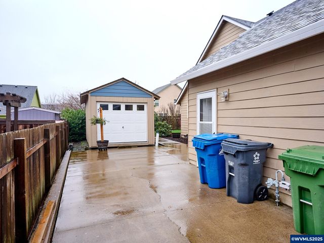 1353 Jodi Dr, Silverton, OR 97381