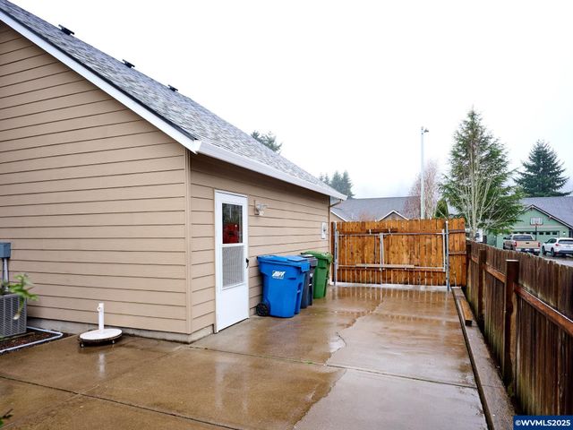 1353 Jodi Dr, Silverton, OR 97381