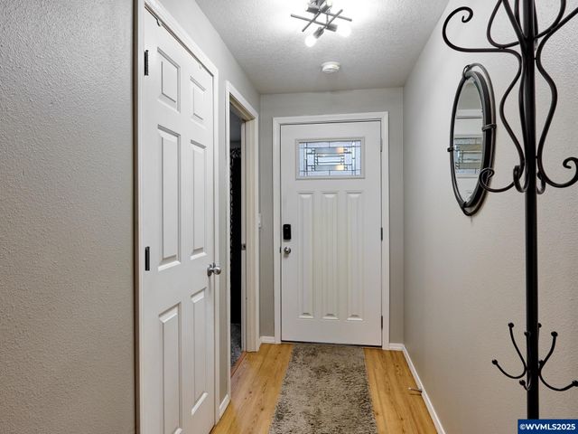 1353 Jodi Dr, Silverton, OR 97381