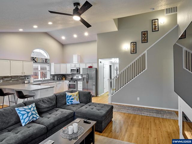 1353 Jodi Dr, Silverton, OR 97381