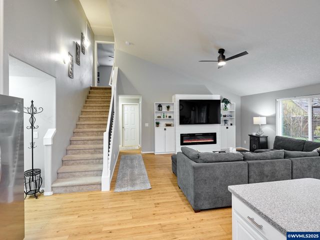 1353 Jodi Dr, Silverton, OR 97381