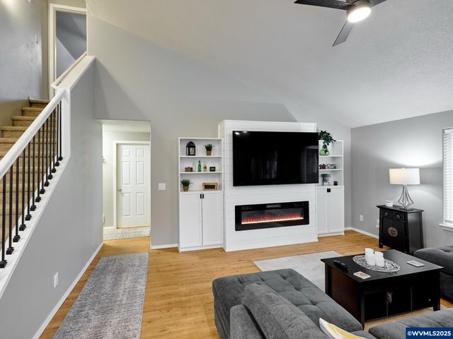 1353 Jodi Dr, Silverton, OR 97381