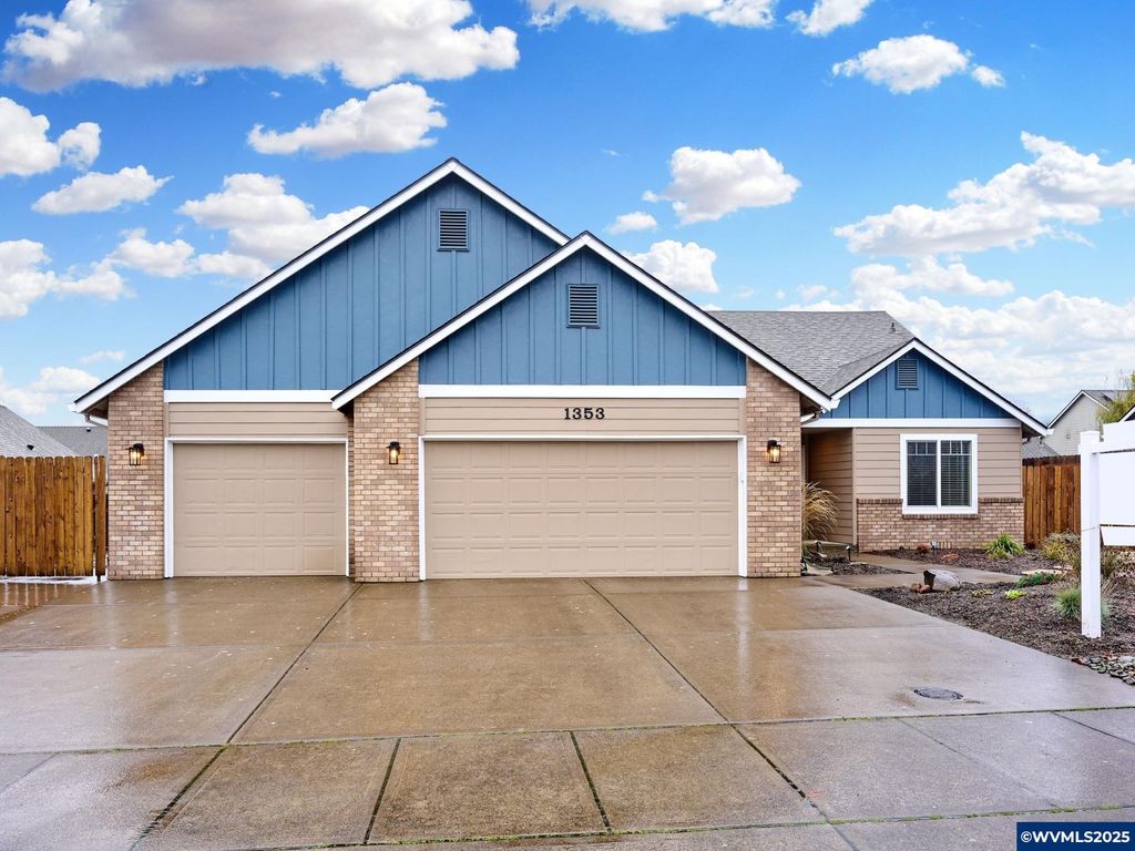 1353 Jodi Dr, Silverton, OR 97381