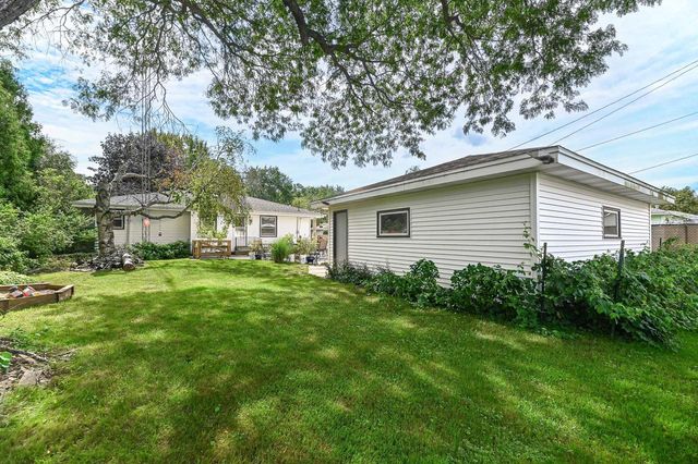 3020 Navajo TRAIL, Racine, WI 53404