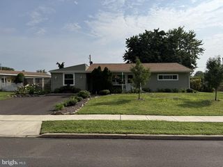 129 DOGWOOD DR, Levittown, PA 19055