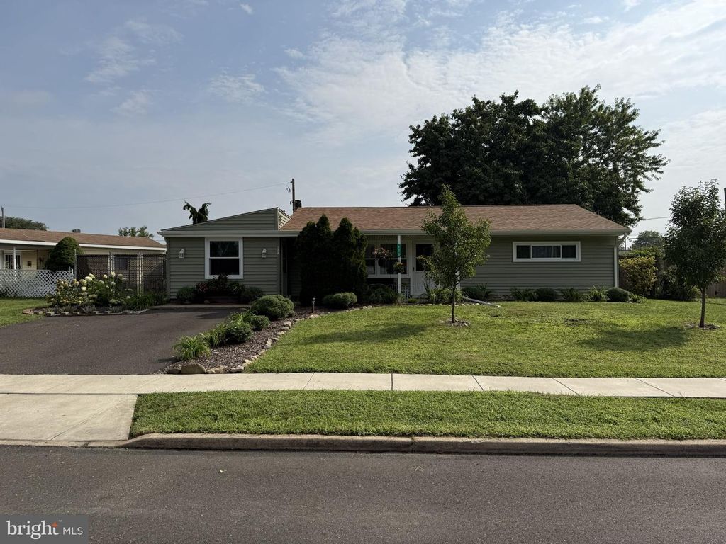 129 DOGWOOD DR, LEVITTOWN, PA 19055 — exterior