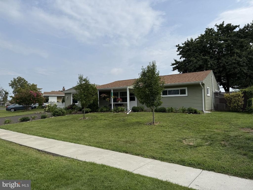 129 DOGWOOD DR, LEVITTOWN, PA 19055 — photo 2